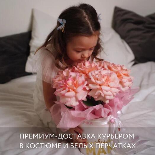 Любимой маме – Роскошная композиция с вывернутыми нежными эквадорскими розами в коробке