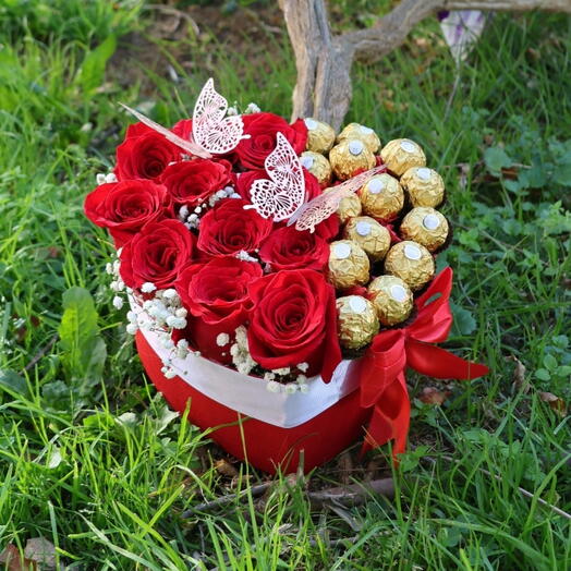 Caja corazon con rosas y Ferreros