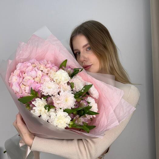 Авторский букет с гортензией и альстромерией