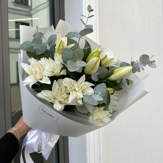 Белые пионовидные лилии с эвкалиптом