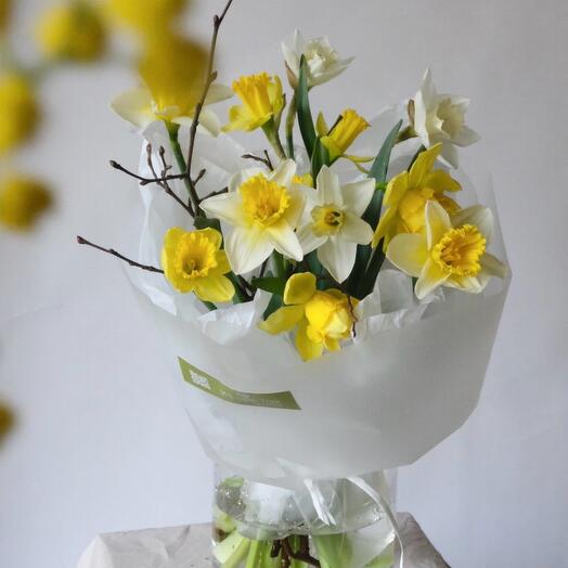 Микс из весенних нарциссов с веточками