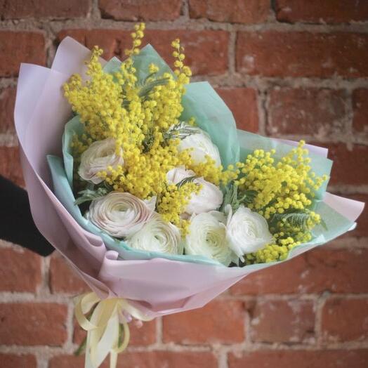 Весенний букет на 8 марта из ранункулюсов и мимозы W48