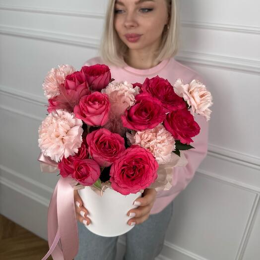 Кустовые розы и диантусы в коробке