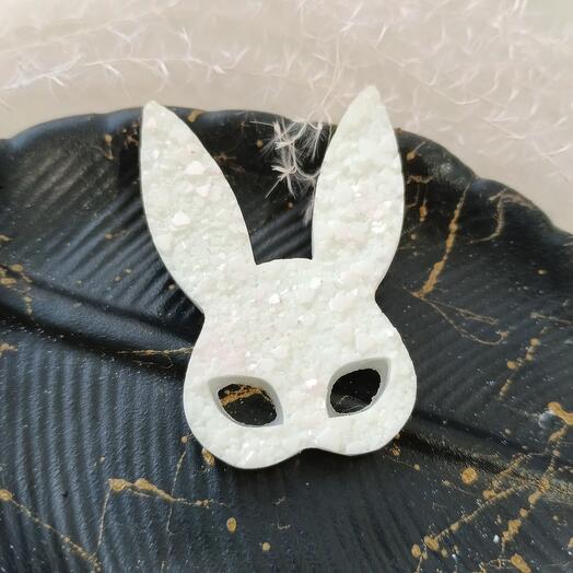 Брошь маска зайчика