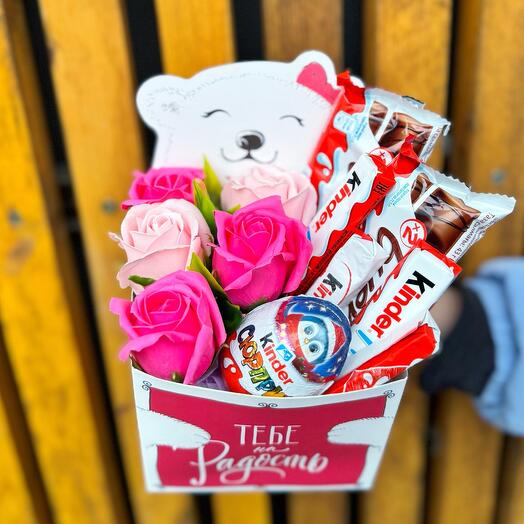 Милый набор из шоколада Киндер и мыльных роз