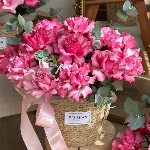 Корзина с пионовидные розы