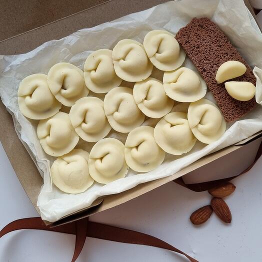 Пельмени из шоколада с миндалем