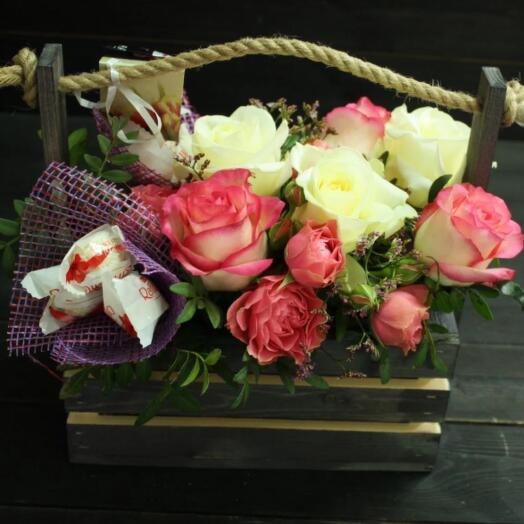 Ящик-композиция с розами и Рафаэло
