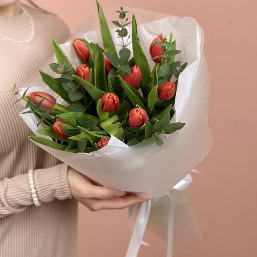 Яркий букет из 11 красных тюльпанов и эвкалипта