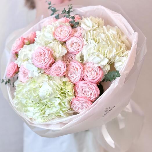 Букет пышный 💐Гортензия и кустовые розы с ароматными веточками эвкалипта