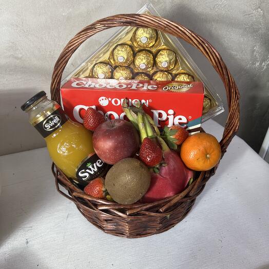 Корзина конфеты , сок и фрукты