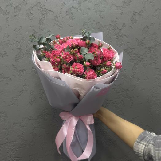 Букет из малиновых кустовых роз