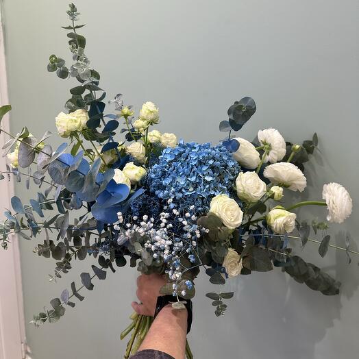 Букет с розами и гортензией