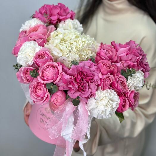 Коробка с гортензией ,пионовидными розами ,белыми диантусами и эвкалиптом