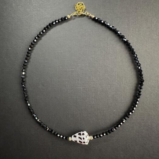 Чокер из граненых черных бусин с черной ракушкой Конус, Black Cone Zanzibar
