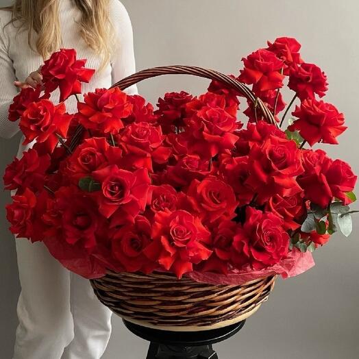 Корзина с цветами/ красные французские розы