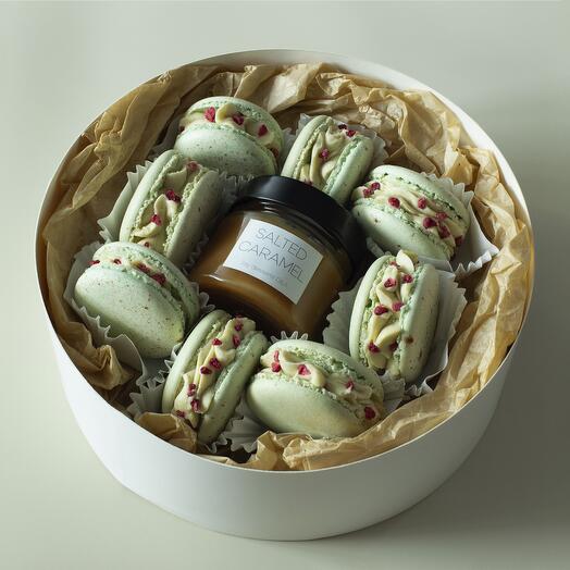 Набор макарон со вкусом фисташка-малина, карамель