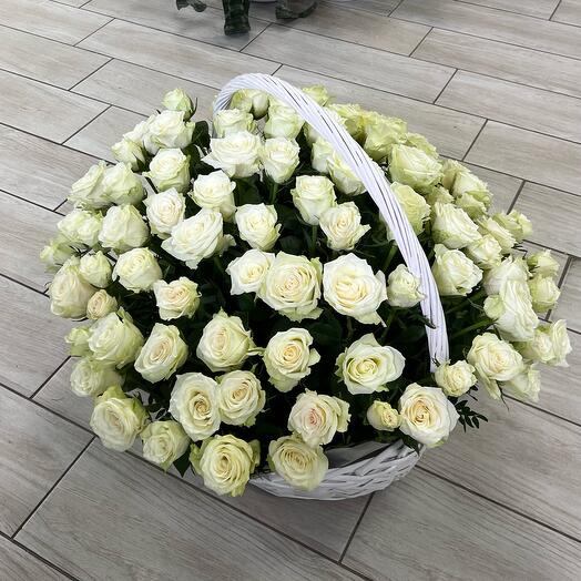 101 Белая роза в корзине