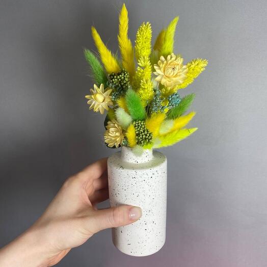 Солнечная композиция из сухоцветов в желтый и зеленый оттенках