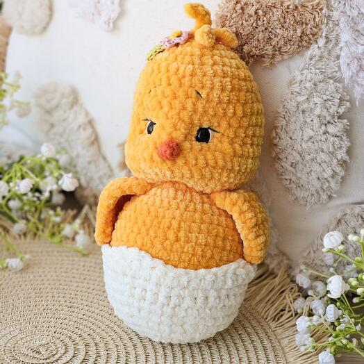 Вязаный цыпленок из велюровой пряжи игрушка ручной работы