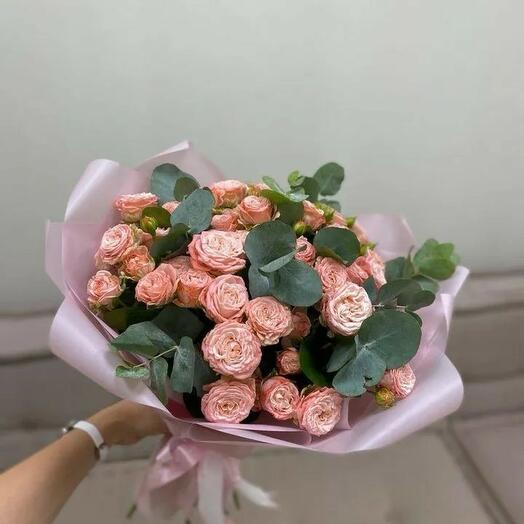 Кустовые розы с эвкалиптом и упаковкой