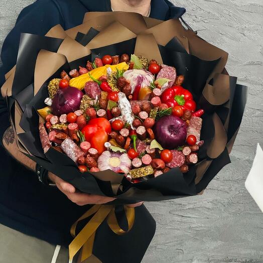 Большой съедобный букет из колбас с сыром и овощами