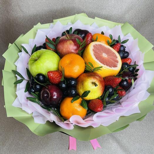 Фруктовый букет из яблок, сливы красной, груши, клубники, мандаринов, грейпфрута, красного винограда
