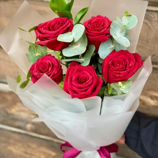 Комплимент из красных роз