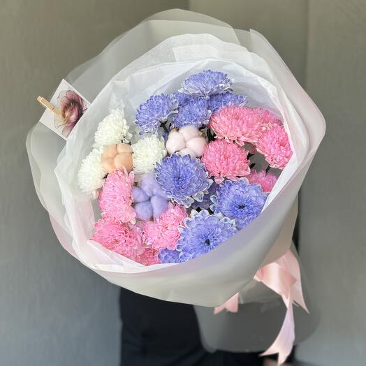 Яркий букет кустовых хризантем и цветового хлопка 🩷💜