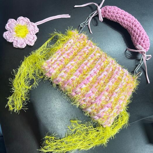 Пушистая вязанная сумка