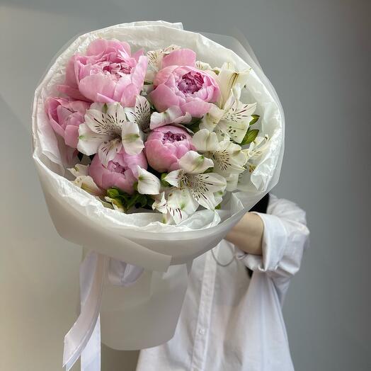 Пионы розовые  с альстромерией в воздушной упаковке 🎀