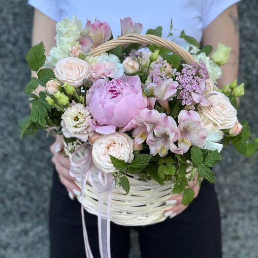 Элитные цветы в корзине с веточками малины🌱