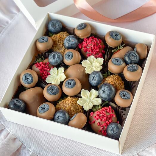 Клубника и голубика в молочном шоколаде подарок для девушки