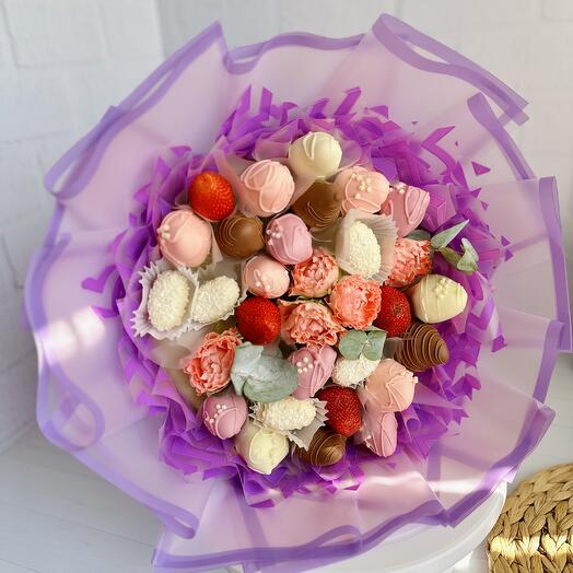 Букет из клубники в шоколаде , кустовых роз , эвкалипт