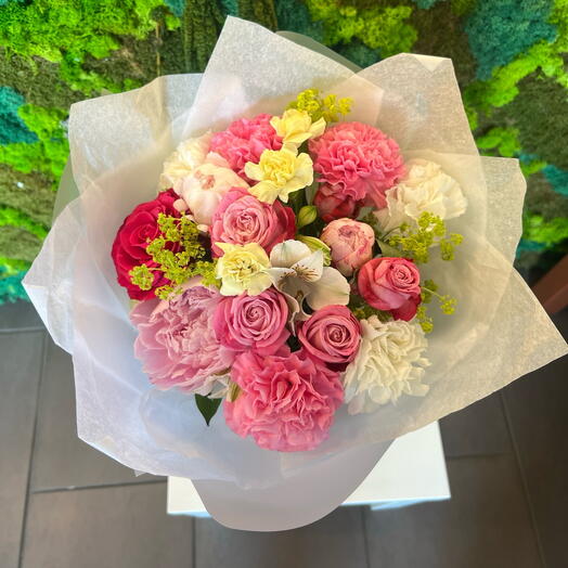 Смешанный букет с пионовидной розой