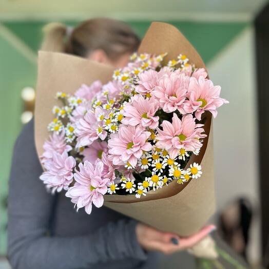 Букет из кустовых хризантем и полевых ромашек