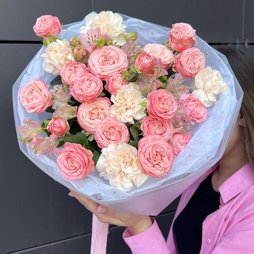 Летний букет из кустовых роз, диантусов и альстромерии 💐