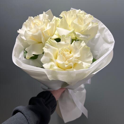 3 белых французких розы