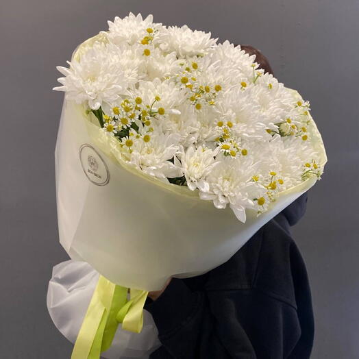 Bouquet with bush chrysanthemum and chamomile