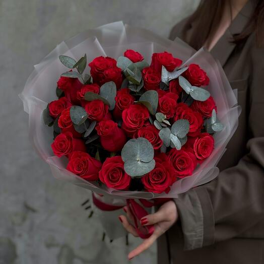 Букет из алых роз