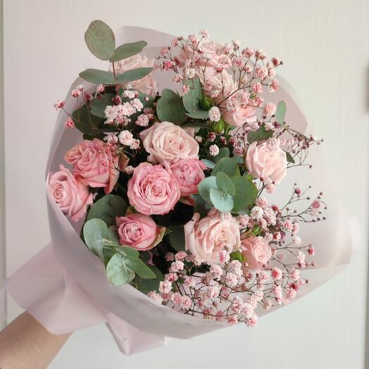 Букет бұталы раушан бомбастикасы, эвкалипт және гипсофиламен мақтау