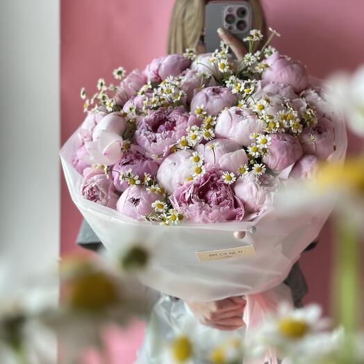 Пионы и ромашка