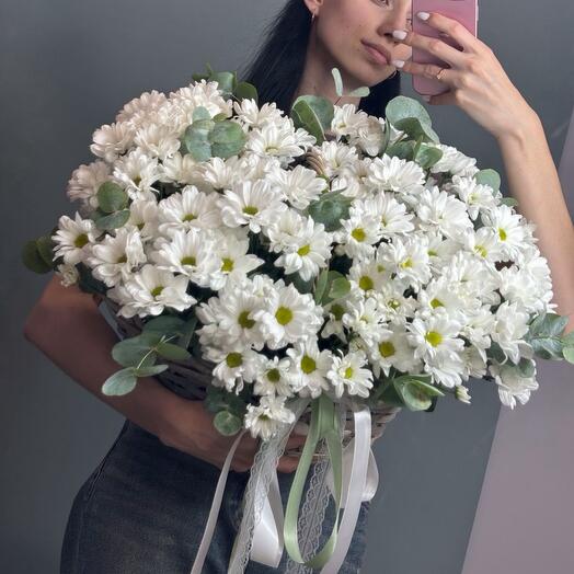 Корзина с ромашками и эвкалиптом в плетеной корзине 🤍