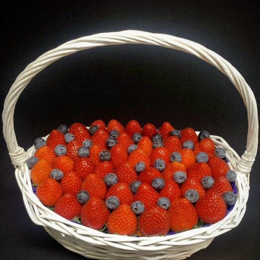 Корзина с клубникой клубничный букет букет из клубники подарочная корзина ягодная