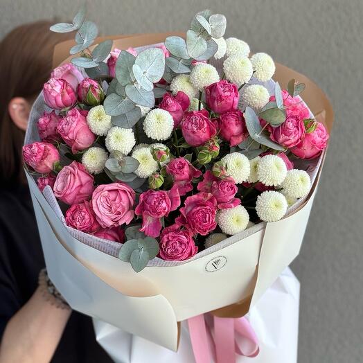 Букет с пионовидными кустовыми розами и эвкалиптом