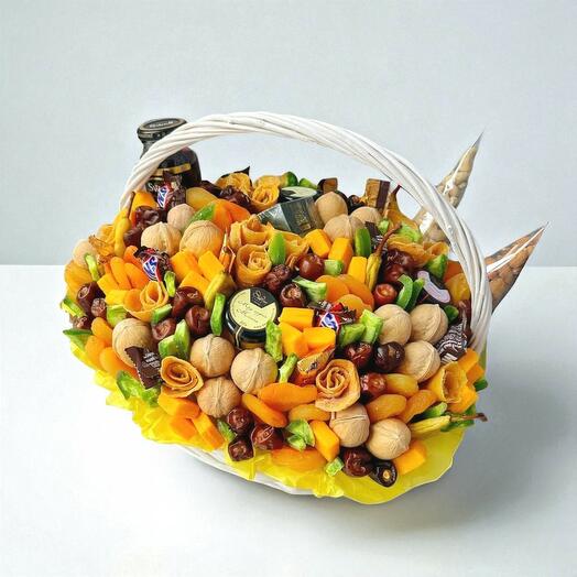 Корзина с сухофруктами и орехами