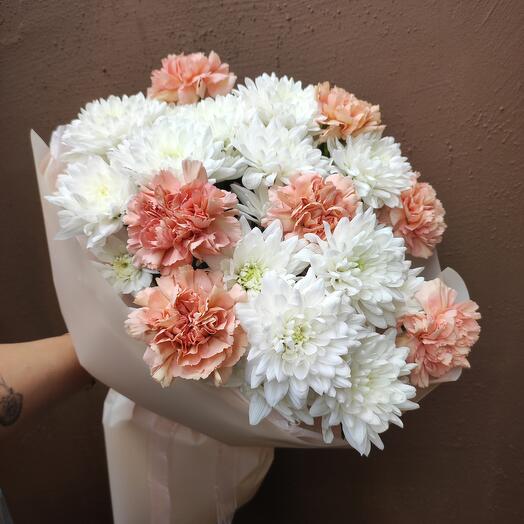 Букет из хризантем и диантусов Очарование