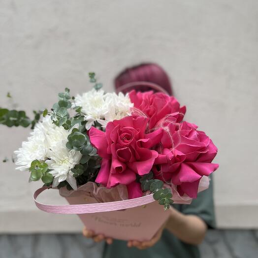 Сумочка с розами , хризантемами и эвкалиптом