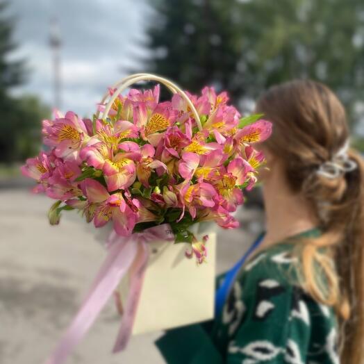 Композиция из альстромерии в квадратной сумочке