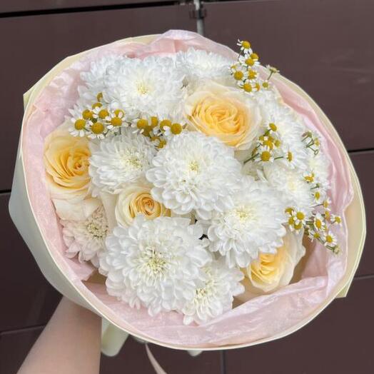 Букет из пионовидных роз, хризантем и кустовой ромашки